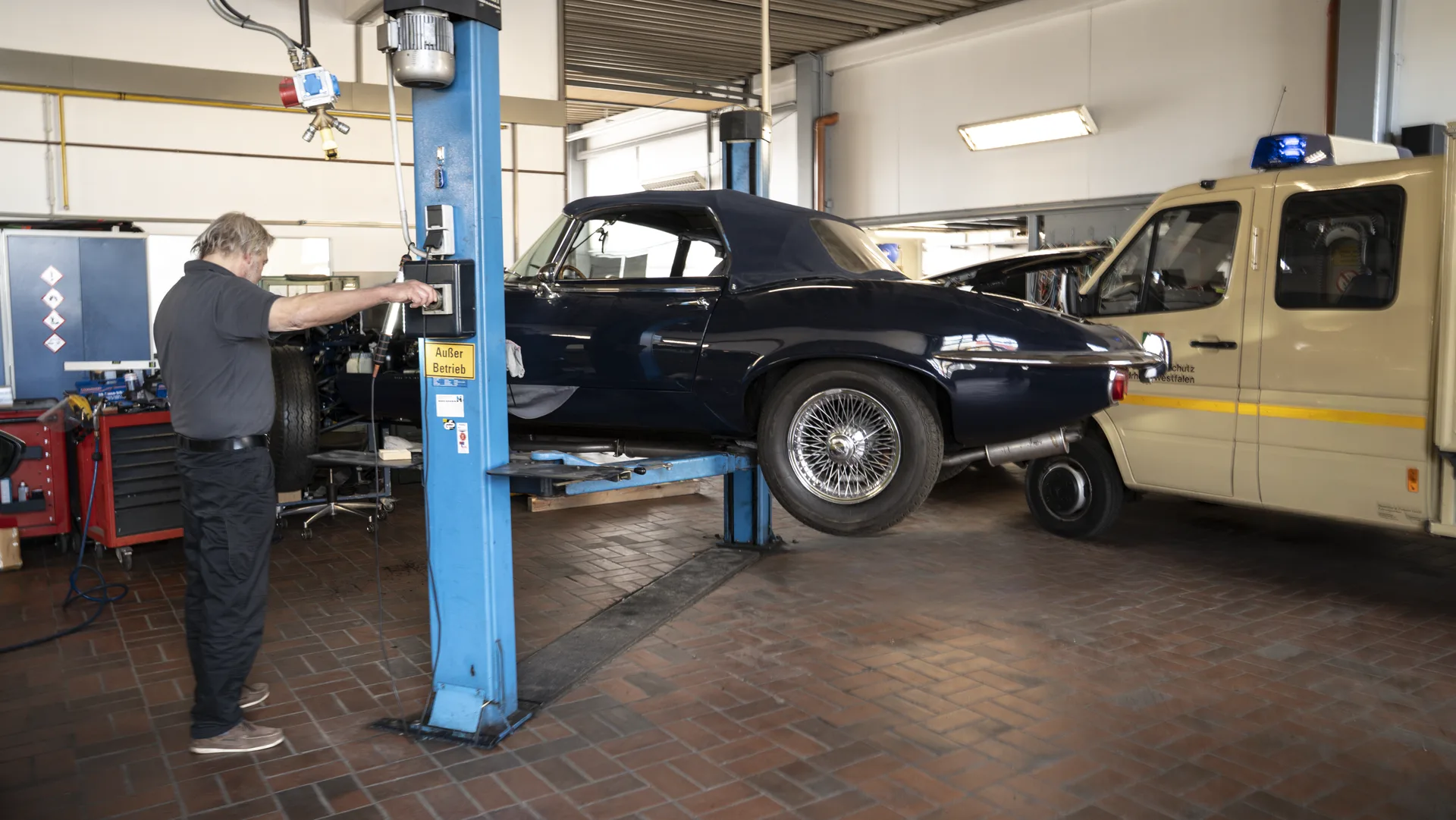 Businessfotografie — Wide-Shot einer KFZ-Werkstatt in NRW
